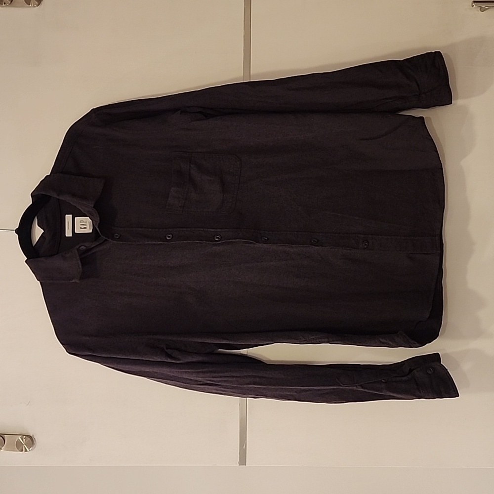 Gap untucked black button up with 1 front pocket. Size Med PTP 23in length 28 in